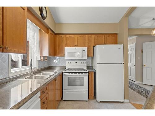 20-53 Bunting Road, St. Catharines, ON - Indoor Photo Showing Kitchen With Double Sink