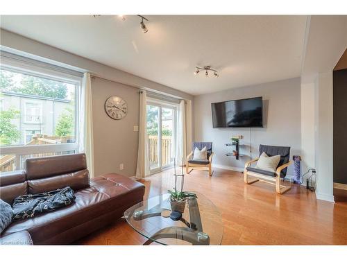 6254 Ash Street, Niagara Falls, ON - Indoor Photo Showing Living Room