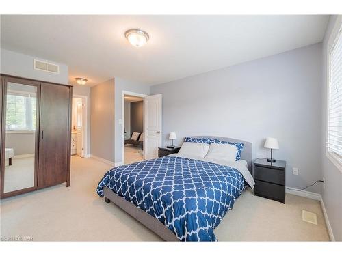 6254 Ash Street, Niagara Falls, ON - Indoor Photo Showing Bedroom