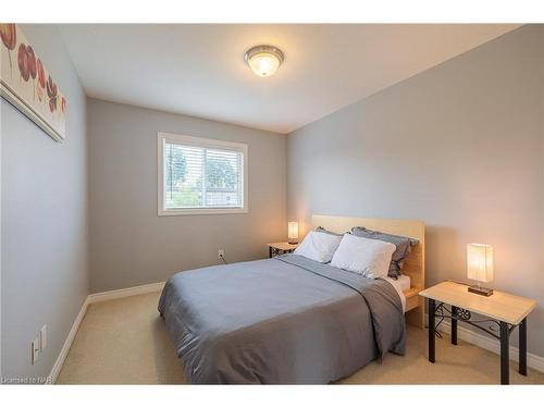 6254 Ash Street, Niagara Falls, ON - Indoor Photo Showing Bedroom