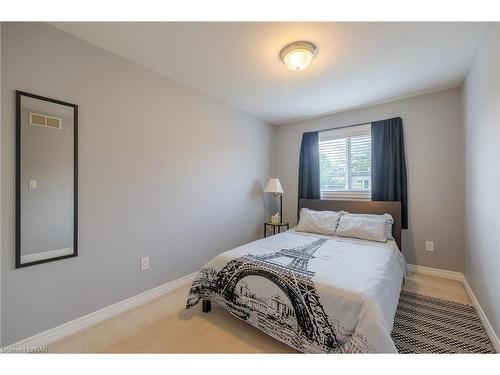 6254 Ash Street, Niagara Falls, ON - Indoor Photo Showing Bedroom