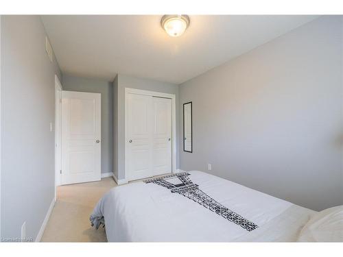 6254 Ash Street, Niagara Falls, ON - Indoor Photo Showing Bedroom