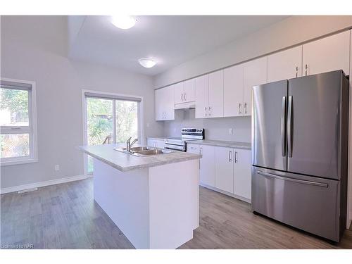 190 Pilkington Street, Thorold, ON - Indoor Photo Showing Kitchen With Double Sink