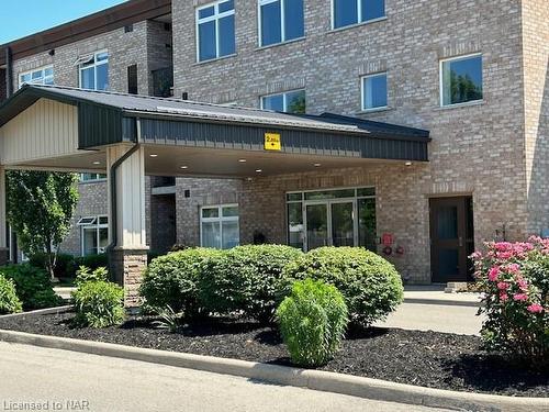 111-4644 Pettit Avenue, Niagara Falls, ON - Outdoor