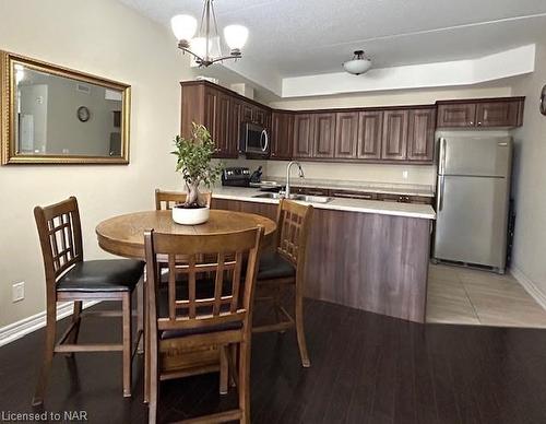 111-4644 Pettit Avenue, Niagara Falls, ON - Indoor Photo Showing Dining Room