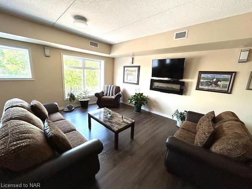 111-4644 Pettit Avenue, Niagara Falls, ON - Indoor Photo Showing Living Room With Fireplace