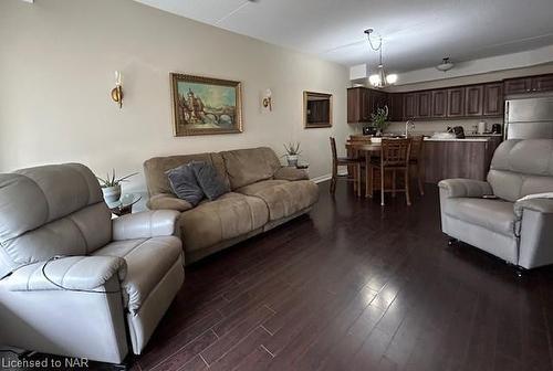 111-4644 Pettit Avenue, Niagara Falls, ON - Indoor Photo Showing Living Room