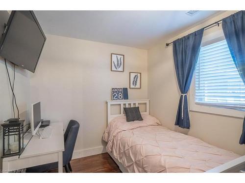 228 Ridgeway Road, Crystal Beach, ON - Indoor Photo Showing Bedroom