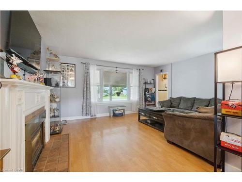 7988 Watson Street, Niagara Falls, ON - Indoor Photo Showing Living Room With Fireplace