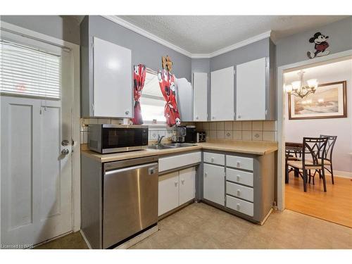 7988 Watson Street, Niagara Falls, ON - Indoor Photo Showing Kitchen With Double Sink