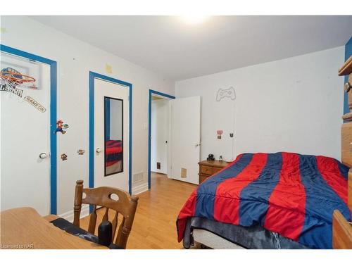 7988 Watson Street, Niagara Falls, ON - Indoor Photo Showing Bedroom