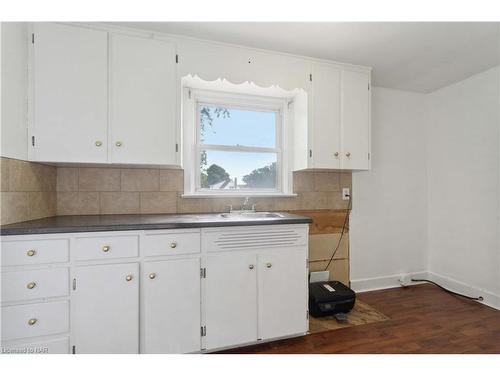 7988 Watson Street, Niagara Falls, ON - Indoor Photo Showing Kitchen