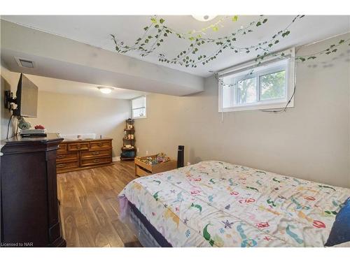 7988 Watson Street, Niagara Falls, ON - Indoor Photo Showing Bedroom