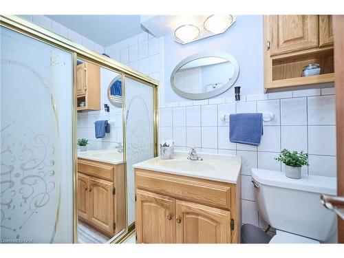 7151 Maywood Street, Niagara Falls, ON - Indoor Photo Showing Bathroom