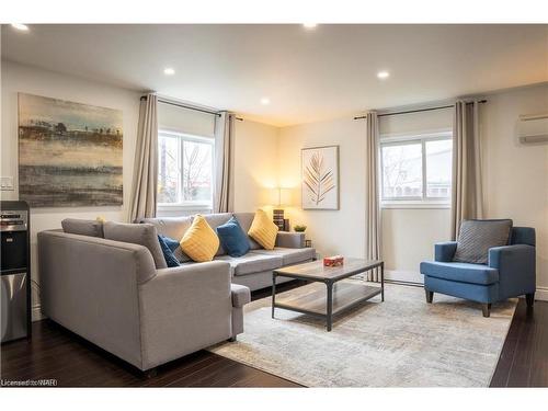 4769 Ryerson Crescent, Niagara Falls, ON - Indoor Photo Showing Living Room