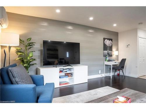 4769 Ryerson Crescent, Niagara Falls, ON - Indoor Photo Showing Living Room