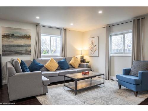 4769 Ryerson Crescent, Niagara Falls, ON - Indoor Photo Showing Living Room