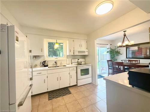 14 Stockwell Road, St. Catharines, ON - Indoor Photo Showing Kitchen With Double Sink