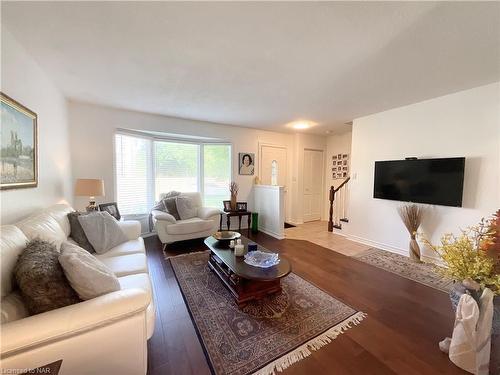 14 Stockwell Road, St. Catharines, ON - Indoor Photo Showing Living Room