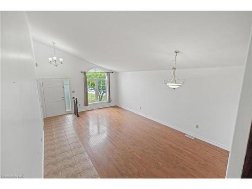 8160 Barrett Crescent, Niagara Falls, ON - Indoor Photo Showing Other Room