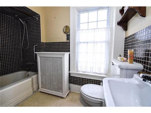 499 Townline Road, Niagara-On-The-Lake, ON - Indoor Photo Showing Bathroom