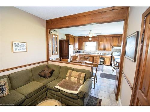 499 Townline Road, Niagara-On-The-Lake, ON - Indoor Photo Showing Living Room