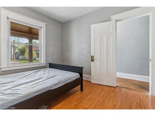 Upper-161 Lake Street, St. Catharines, ON - Indoor Photo Showing Bedroom