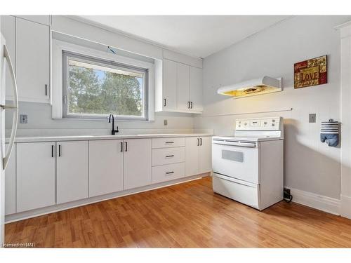 Upper-161 Lake Street, St. Catharines, ON - Indoor Photo Showing Kitchen