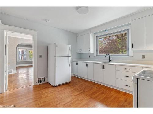 Upper-161 Lake Street, St. Catharines, ON - Indoor Photo Showing Kitchen