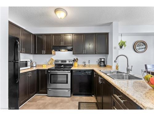 13B-15 Carere Crescent, Guelph, ON - Indoor Photo Showing Kitchen With Double Sink With Upgraded Kitchen