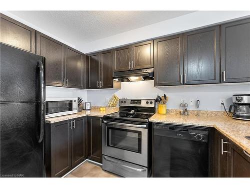 13B-15 Carere Crescent, Guelph, ON - Indoor Photo Showing Kitchen