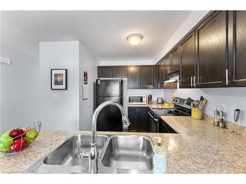 13B-15 Carere Crescent, Guelph, ON - Indoor Photo Showing Kitchen With Double Sink