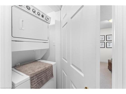 13B-15 Carere Crescent, Guelph, ON - Indoor Photo Showing Laundry Room