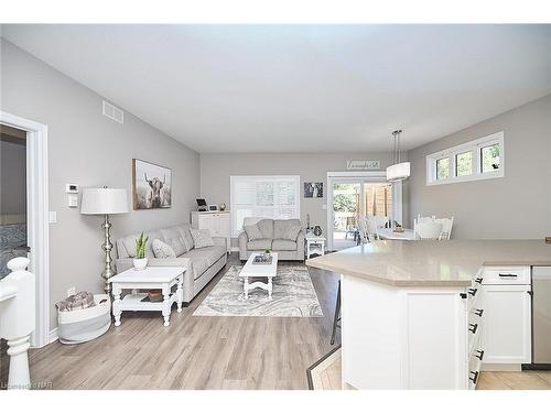 3359 Laurie Avenue, Vineland Station, ON - Indoor Photo Showing Living Room