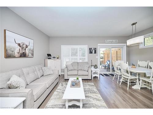 3359 Laurie Avenue, Vineland Station, ON - Indoor Photo Showing Living Room