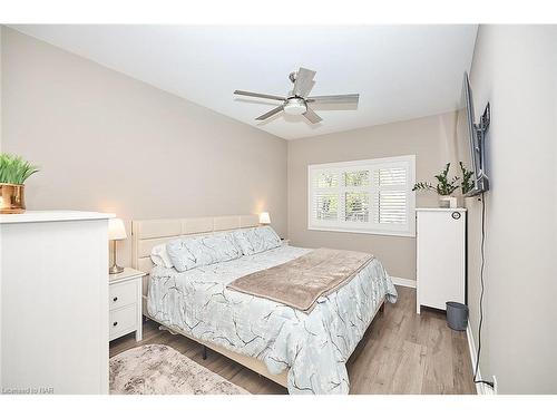 3359 Laurie Avenue, Vineland Station, ON - Indoor Photo Showing Bedroom