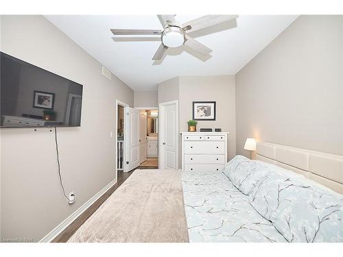 3359 Laurie Avenue, Vineland Station, ON - Indoor Photo Showing Bedroom