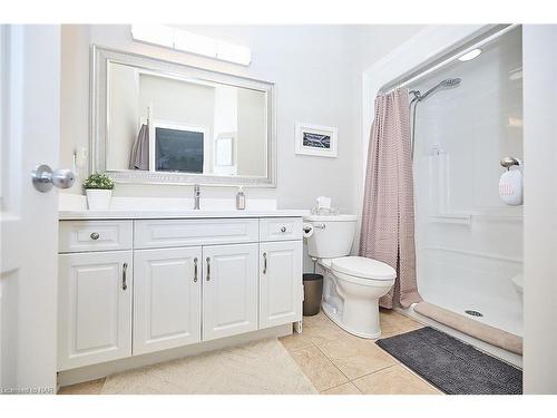 3359 Laurie Avenue, Vineland Station, ON - Indoor Photo Showing Bathroom