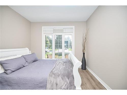 3359 Laurie Avenue, Vineland Station, ON - Indoor Photo Showing Bedroom