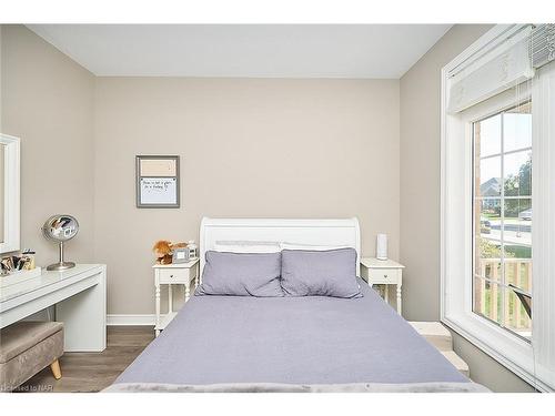 3359 Laurie Avenue, Vineland Station, ON - Indoor Photo Showing Bedroom