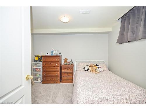 3359 Laurie Avenue, Vineland Station, ON - Indoor Photo Showing Bedroom