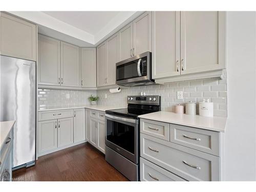 4065 Healing Street, Beamsville, ON - Indoor Photo Showing Kitchen