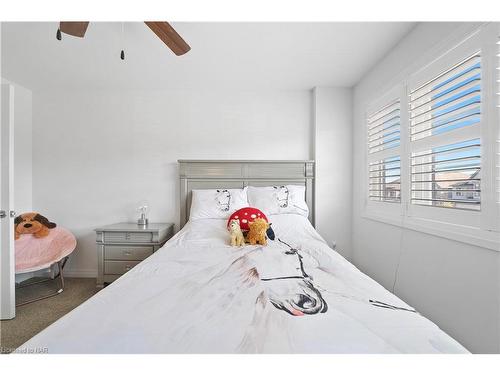 4065 Healing Street, Beamsville, ON - Indoor Photo Showing Bedroom