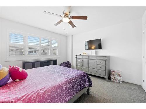 4065 Healing Street, Beamsville, ON - Indoor Photo Showing Bedroom