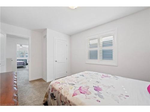 4065 Healing Street, Beamsville, ON - Indoor Photo Showing Bedroom