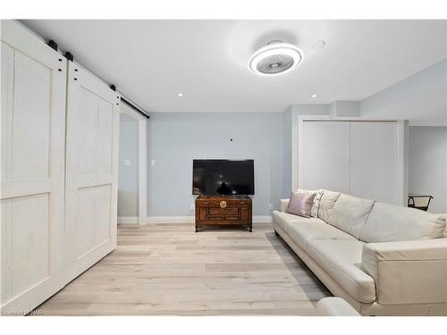 4065 Healing Street, Beamsville, ON - Indoor Photo Showing Living Room