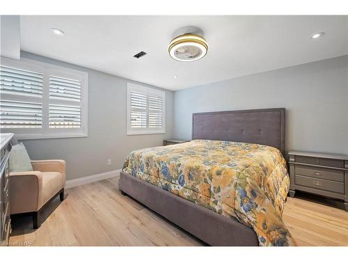 4065 Healing Street, Beamsville, ON - Indoor Photo Showing Bedroom