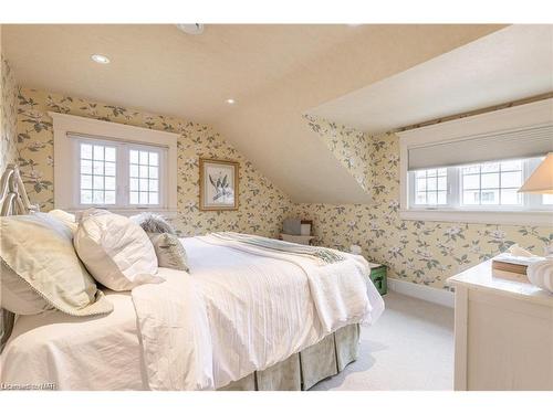 8 Hillcrest Avenue, St. Catharines, ON - Indoor Photo Showing Bedroom