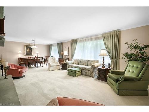 6235 Brookfield Avenue, Niagara Falls, ON - Indoor Photo Showing Living Room