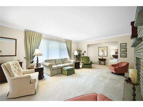 6235 Brookfield Avenue, Niagara Falls, ON - Indoor Photo Showing Living Room